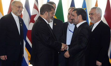 El presidente egipcio Mohammed Morsi llegó el jueves a Teherán, para la primera visita de un líder egipcio a Irán en décadas