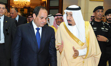 Egyptian President Abdel Fattah al-Sisi (R) receives Saudi King Salman