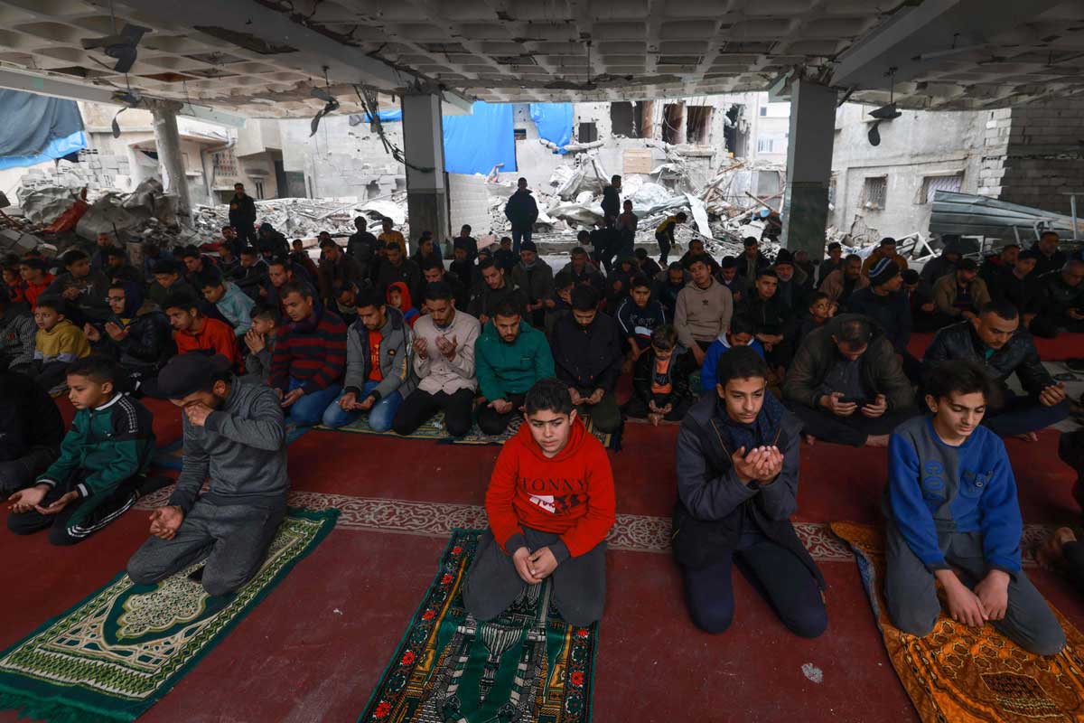 PHOTO GALLERY: Palestinians perform Friday noon prayers after sending off their dead to a better place!