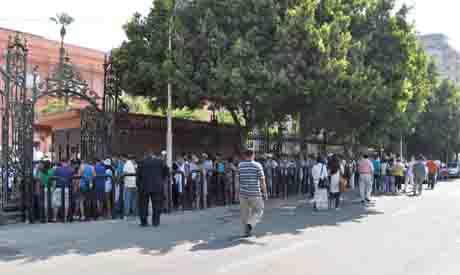 Tourists queuing in front of the Egyptian museum