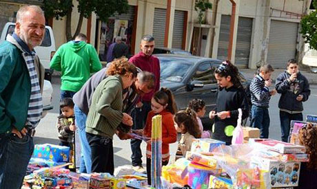 Parents buy firework toys (Photo: Ahram Arabic news website)