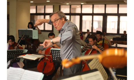 Gothoni with Egyptian students at the Cairo Conservatory (photo: Sherif Sonbol)