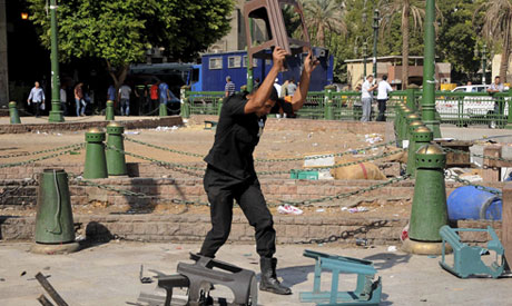 Egypt security forces clear Tahrir, route to US embassy