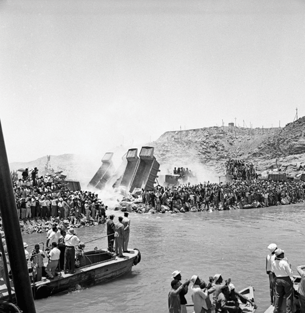 Blocking of the water of the River Nile during the construction of the Aswan Dam