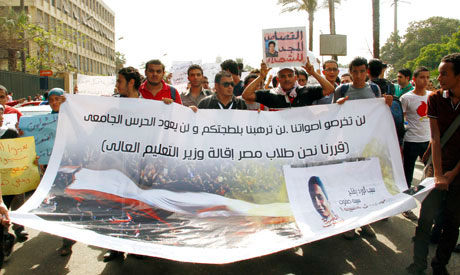 Egypt students protesters congregate outside cabinet HQ in Cairo