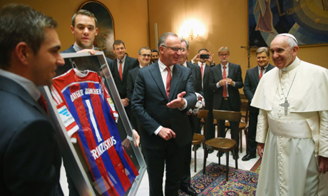 C Bayern Munich presents a gift for Pope Francis 