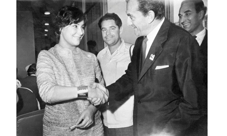 Italien Director Luchino Visconti shakes hand with actress Tatyana Samoilova in Moscow in July 1961