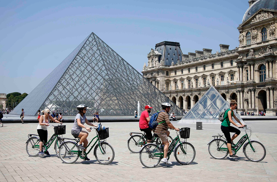 Туристы в париже