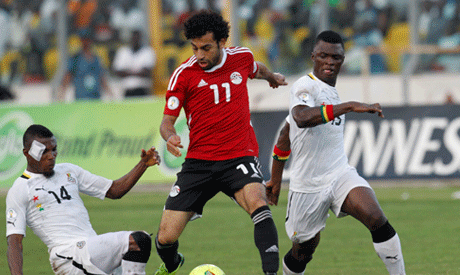 Mohamed Slah (C) of Egypt fights for the ball with Jerry Akaminki (L) and Rashid Sumaila of Ghana (R