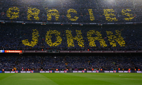 Barcelona fans display a message in tribute to Johan Cruyff before the match (Reuters)