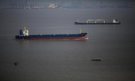 Ships sail on the Yangtze river near Shanghai November 5, 2013. (Photo: Reuters)