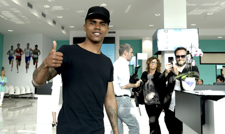 Brazilian football player Douglas Costa thumbs up upon his arrival at the Juventus