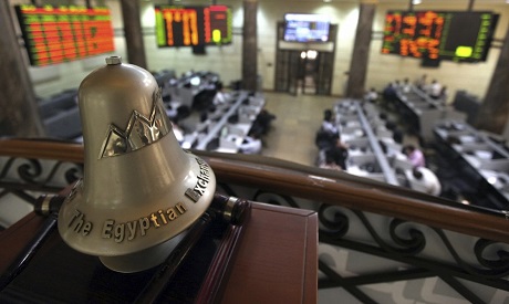 Traders are seen working below the Egyptian Exchange bell at the stock exchange in Cairo (Photo: Reu