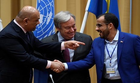 Head of Houthi delegation Mohammed Abdul-Salam (R) and Yemeni Foreign Minister Khaled al-Yaman (L) s