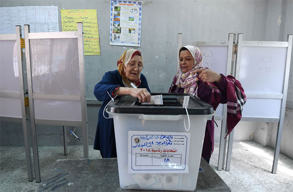 A female Egyptian voter casts her vote 
