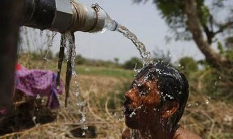 A farmer cools off himself during a hot weather day in Egypt (Photo: Al- Ahram)