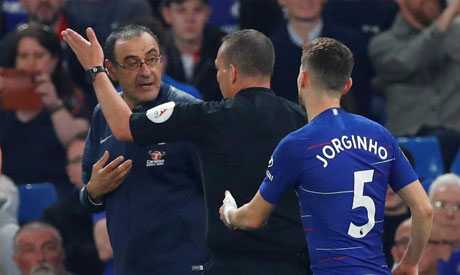 Chelsea manager Maurizio Sarri with referee Kevin Friend (REUTERS)
