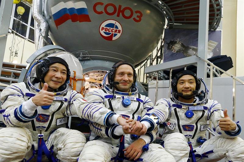 Roscosmos cosmonaut Alexander Misurkin, center, and space flight participants Yusaku Maezawa, left, 
