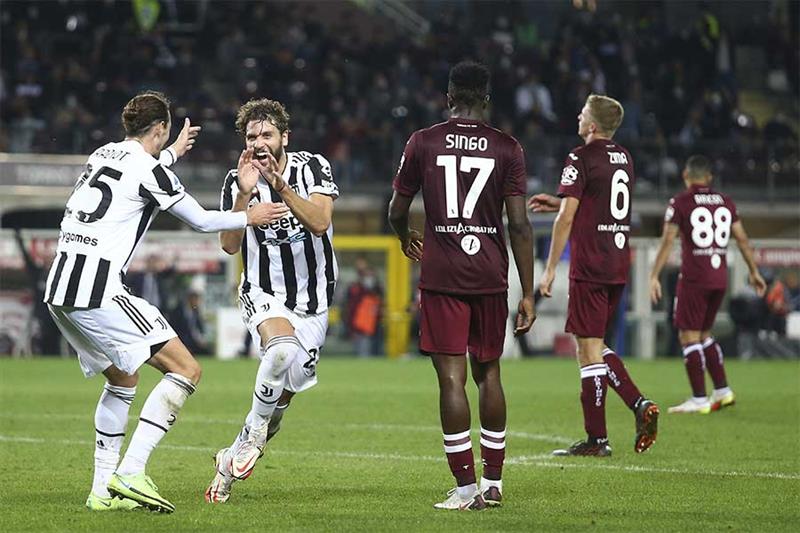 Juventus  Manuel Locatelli, 2nd left, celebrates scoring during the Serie A soccer match between Juv
