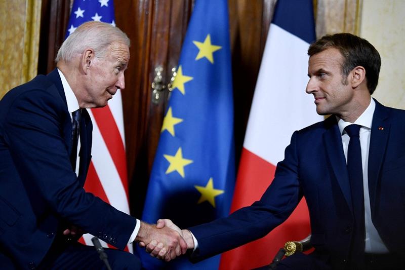 French President Emmanuel Macron (R) and US President Joe Biden (L) shake hands during their meeting