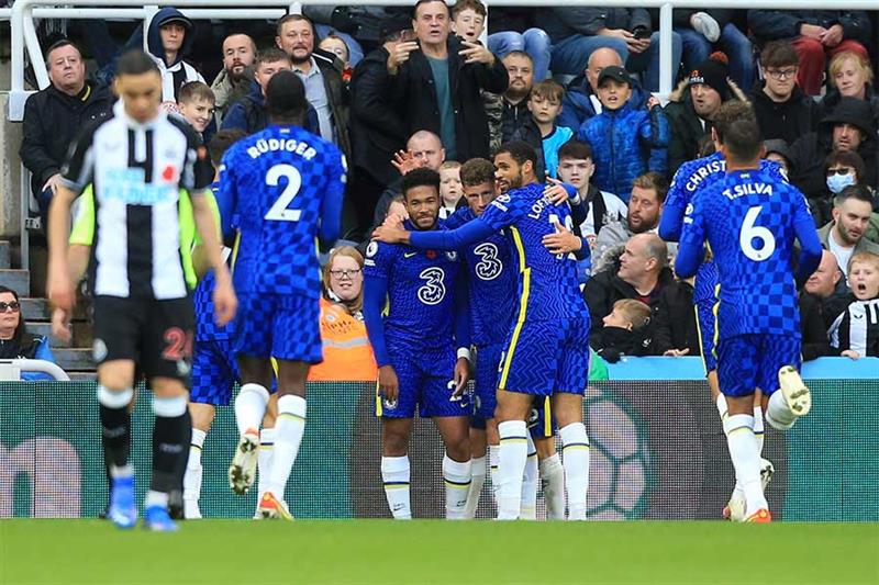 Chelsea s English defender Reece James (C) celebrates with team mates after he scores his team s sec