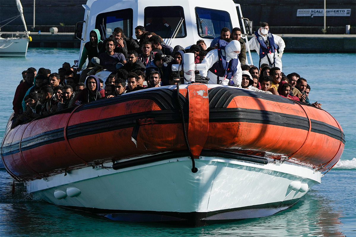 Photo Gallery Italian Coast Guard Rescues Migrants From Stormy Seas Multimedia Ahram Online