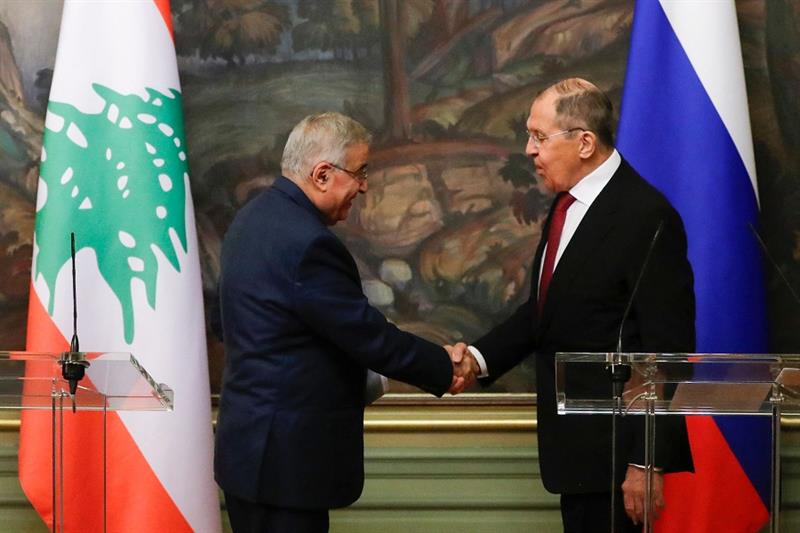 Russian Foreign Minister Sergei Lavrov (R) and his Lebanese counterpart Abdallah Bou Habib shake han
