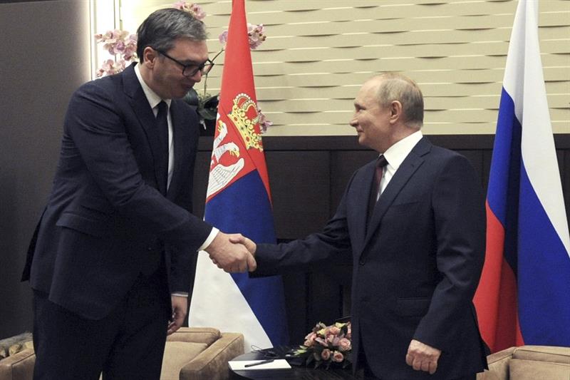 Russian President Vladimir Putin, right, and Serbian President Aleksandar Vucic 