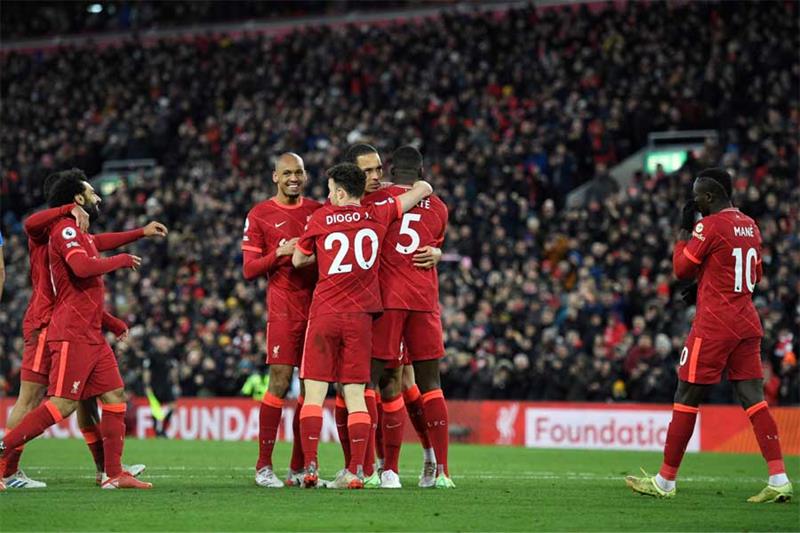 Liverpool s Dutch defender Virgil van Dijk (2R) celebrates with teammates after scoring his team s f
