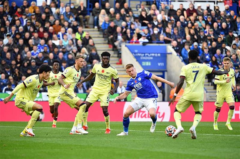 Leicester City s English midfielder Harvey Barnes (2R) vies with Arsenal s English midfielder Bukayo