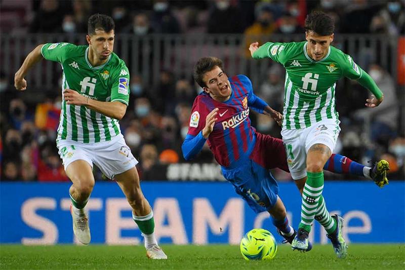 Real Betis  Spanish midfielder Cristian Tello (R) vies with Barcelona s Spanish midfielder Riqui Pui
