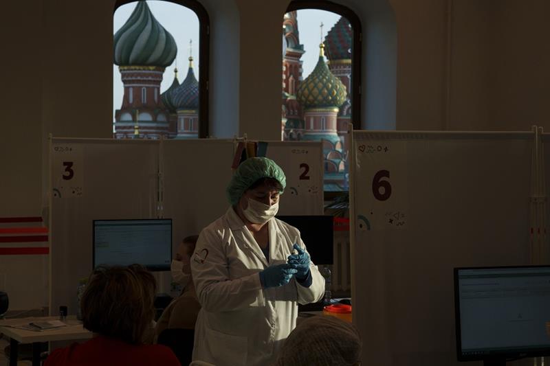 A medical worker prepares a shot of Russia s Sputnik Lite coronavirus 