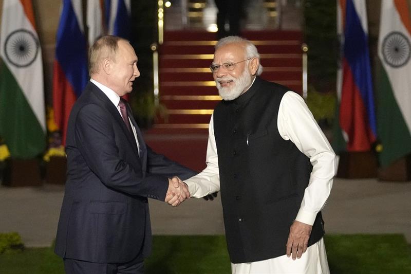 Russian President Vladimir Putin, left and Indian Prime Minister Narendra Modi 