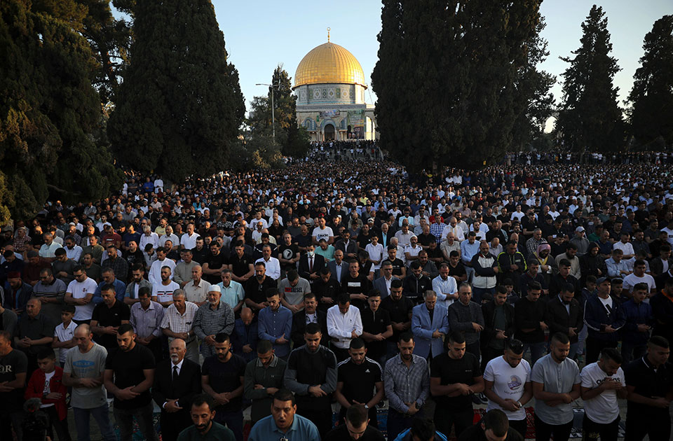 PHOTO GALLERY: Muslims perform Eid Al-Fitr prayer around ...