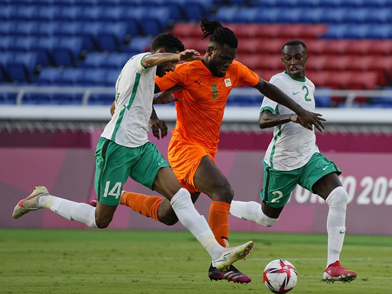 Ivory Coast s Franck Kessie is challenged by Saudi Arabia s Ali Alhassan during a men s soccer match