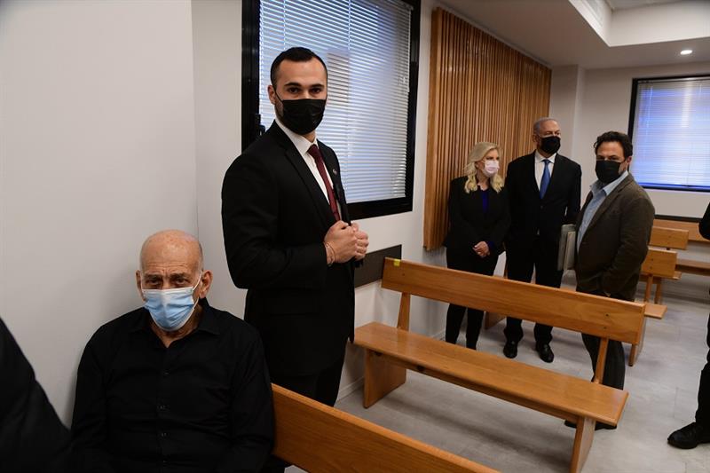 Israeli former PMs in court 