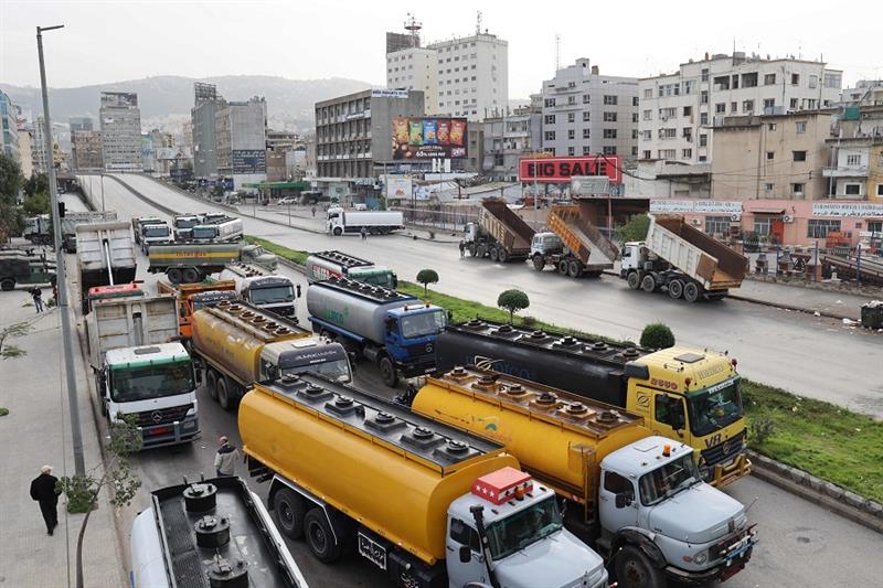 Fuel tankers block road in Lebanon