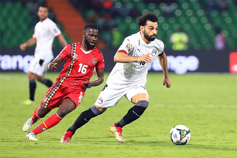 Egypt s forward Mohamed Salah (L) fights for the ball with Guinea-Bissau s midfielder Moreto Cassama