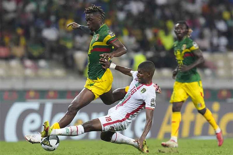 Mali s Yves Bissouma, left, is challenged by Mauritania s IBodda Mouhsine, during the African Cup of