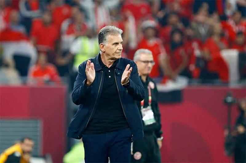 Egypt s coach Carlos Queiroz (foreground) cheers his players as Tunisia s coach Mondher Kebaier (bac