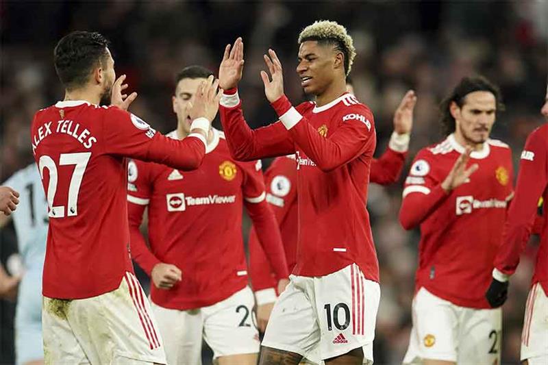 Manchester United s Marcus Rashford, center, celebrates with teammates after scoring his side s firs