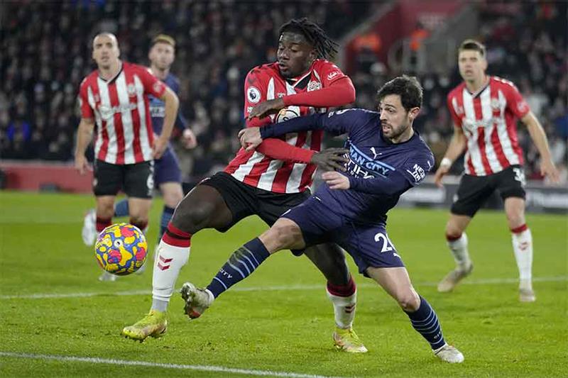 sports Manchester City s Bernardo Silva, center right, fights for the ball with Southampton s Mohammed Sali