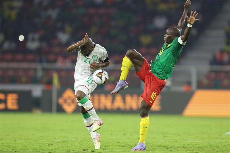 Cameroon s Aboubakar (r) is challenged by Comoros  forward El Fardou Nabouhane during the AFCON 