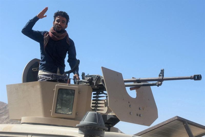 Yemeni pro-government fighter