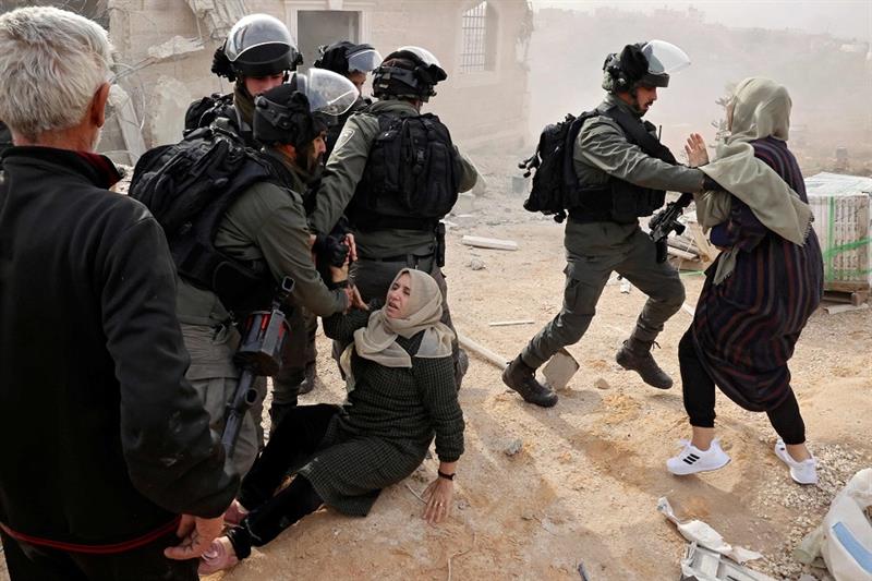 Palestinians beaten by Israeli troops