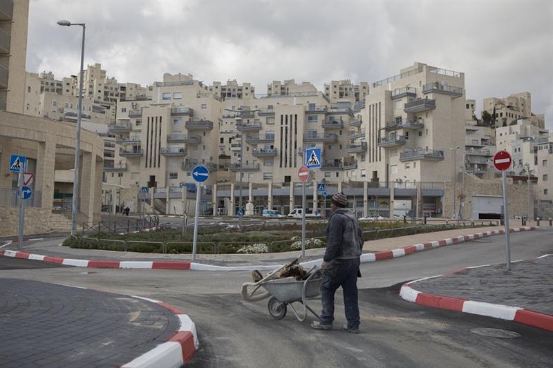 Israeli settlers housing units in east Jerusalem