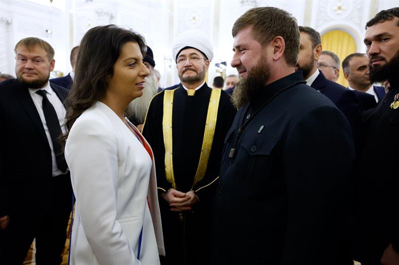 Margarita Simonyan, the head of the Russian television channel RT, left, and Chechnya s regional lea