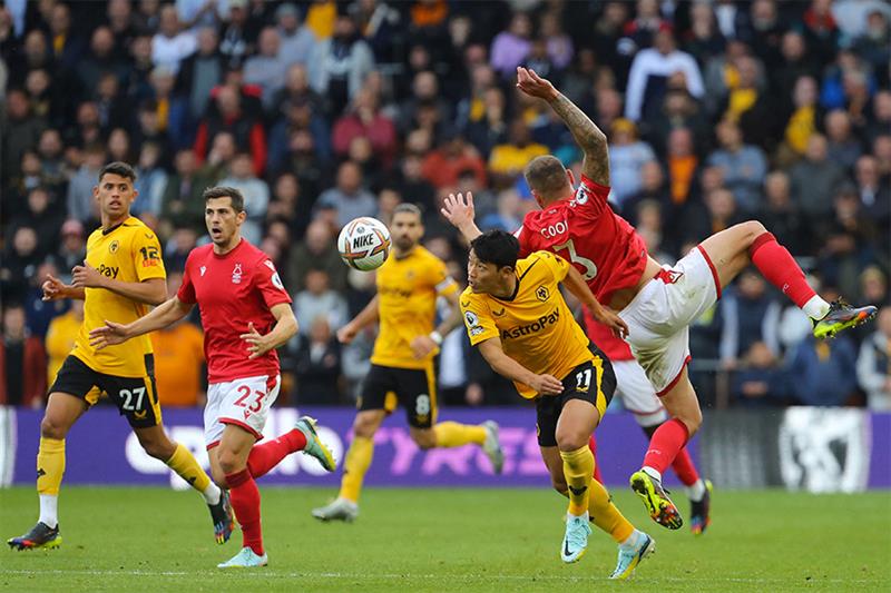 Wolverhampton Wanderers  South Korean striker Hwang Hee-chan (2nd R) vies with Nottingham Forest s E