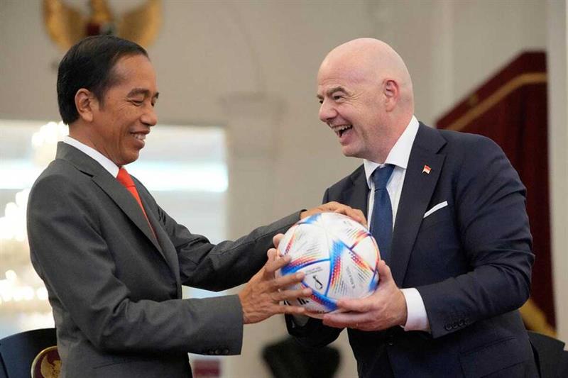 Presiden FIFA bersumpah untuk ‘mengubah’ sepak bola Indonesia setelah tragedi – dunia – olahraga