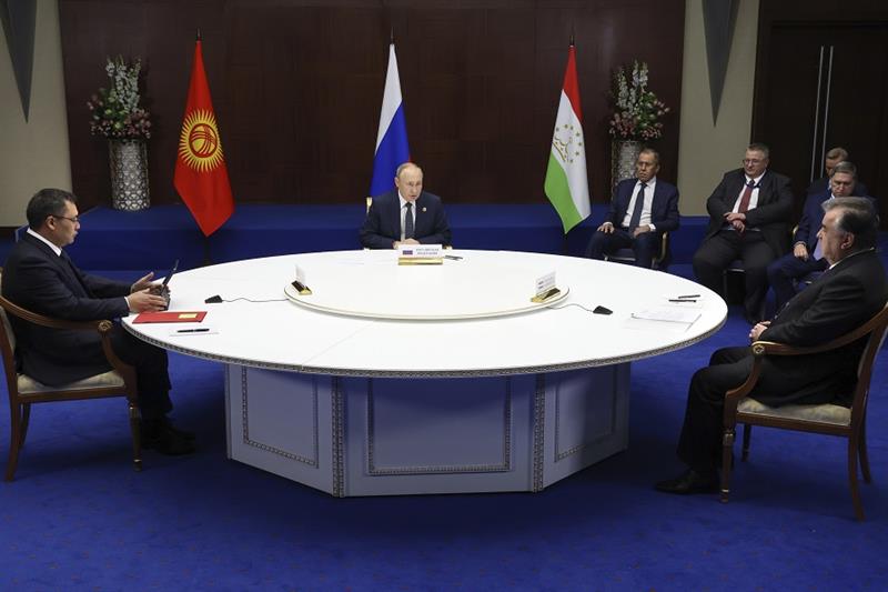 Russian President Vladimir Putin, centre, Kyrgyz President Sadyr Japarov, left, and Tajikistan s Pre